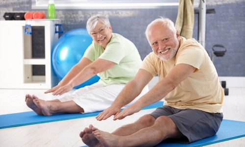 В пожилом возрасте уменьшается объем легких, кашель становится непродуктивным и затяжным, возникают дегенеративно-дистрофические изменения костей и мышц грудной клетки