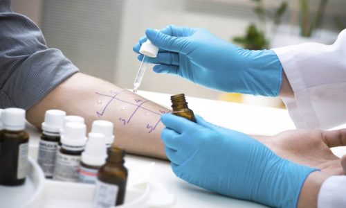 Перед использованием прополиса в лечебных целях, рекомендуется предварительно провести тест на аллергическую реакцию