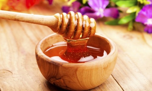 Мед используется как средство народной медицины при лечении бронхита