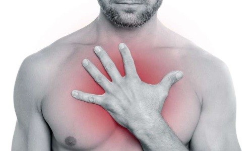 Боль при бронхите ощущается над грудиной справа или слева