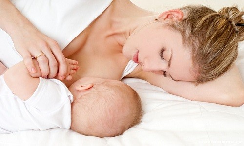 Лоратадин и его метаболит проникают в грудное молоко, может негативно повлиять на рост и развитие младенца, поэтому при лактации медикамент не назначается