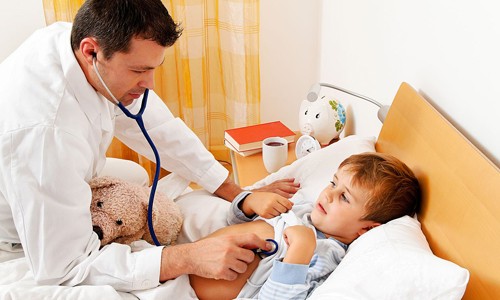 Нередко признаки пневмонии у ребенка имеют много схожего с аллергическим бронхитом