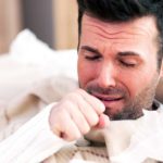 Для эндобронхита характерны следующие симптомы: сильный кашель с гнойным отделяемым и наличие в мокроте частиц крови