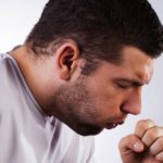 Признаки атипичного бронхита такие же как у обычного: сухой, непродуктивный кашель, латентное нарастание симптомов