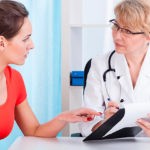 При первых же симптомах аллергического бронхита лучше обратиться к врачу