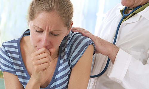 Показания к лечению спровоцированного аллергией бронхита у взрослых: быстро развивающийся отек слизистой оболочки бронхов, затрудненное дыхание, кашель со скудным отделяемым, хрипы на выдохе и др