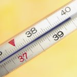 Если термометр показывает более 38°C, то прогулки противопоказаны