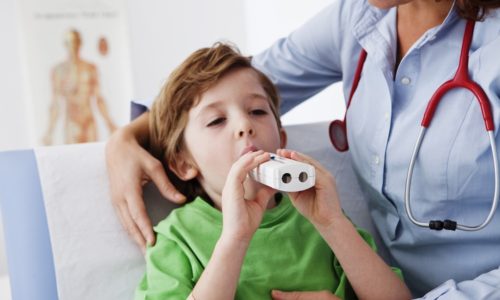 В отличии от бронхита астма передается по наследству, если хотя бы один из родителей болен, то вероятность возникновения нарушения у ребенка велика