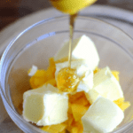 Качественное сливочное масло и мед, взятые в соотношении 1:1, помещаются в эмалированную емкость и растворяются на водяной бане