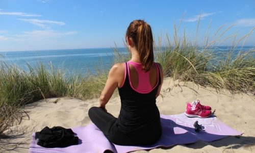 Поза йоги "Волна" позволяет направлять свою энергию для оздоровления тела