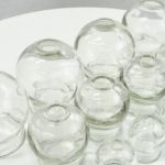 На практике применяют стеклянные банки, объемом от 30 до 60 мл, с округлым дном и толстыми краями. Для лечения детей применяют грушевидные изделия малого размера