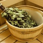 Веник из березы или дуба усилит лечебный эффект. Береза оказывает расслабляющий эффект, а дуб обладает антисептическим и противовоспалительным действием