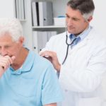 Врач прослушивая легкие и бронхи ставит диагноз