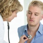 Сначала врач опрашивает пациента о характере и продолжительности болезни. Затем приступает к осмотру с обязательным прослушиванием грудной клетки с целью выявления хрипов