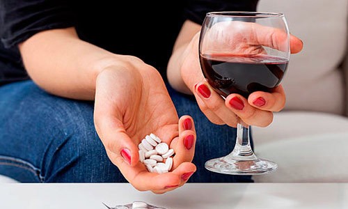 Употребление спиртных напитков снижает эффективность действия средства и вызывает выраженные побочные эффекты