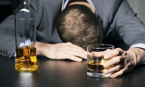 При хроническом злоупотреблении алкоголем Метронидазол принимают 0,5 г в сутки в течение полугода