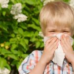 Бронхит у ребенка может появиться из-за аллергических реакций. Связаны с повышенной чувствительностью организма к некоторым веществам