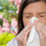 Причинами появления бронхита могу стать факторы, связанные с окружающей средой. Это раздражители, вызывающие у людей аллергию: пыльца, плесень, шерсть и пыль