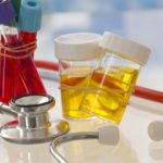 Обратившиеся в поликлинику люди сдают анализы крови и мочи