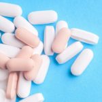 Для устранения кашля назначают муколитические препараты