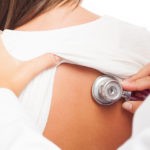 При выслушивании легких (аускультация) выявляются хрипы и жесткое дыхание