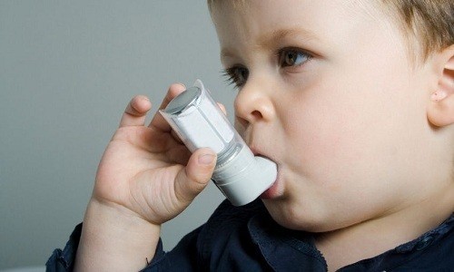 При отсутствии своевременного лечения остаточного кашля у ребенка может развиться астма