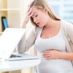 Симптомом бронхита у беременных считают болезненные ощущения за грудиной саднящего характера