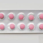 Двояковыпуклые таблетки содержат по 100 мг, 200 мг или 400 мг активного компонента