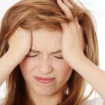 Кашель в некоторых случаях может быть настолько сильным, что способен вызывать головные боли