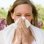 Аллергический бронхит возникает из-за воздействия аллергенов на дыхательные пути (пыль, шерсть животных, цветочная пыльца)