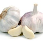 Мелко нарежьте или истолките чеснок, положите его на блюдечко и дайте подышать больному 5-10 минут несколько раз в день