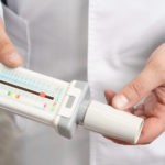 При помощи спирометрии определяется объем выдыхаемого воздуха. Указывать на бронхит или астму будет его меньшее количество