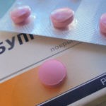 Для взрослых больных единовременная дозировка препарата составляет от 1 до 2 таблеток. Дневная норма - 4-6 пилюль, употребленных с минимальным интервалом 4,5-6 часов