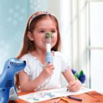 Острый бронхит у детей лечат с помощью ингаляций аптечными препаратами, отварами лекарственных растений или масляным растворами