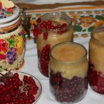 При сильном кашле, сопровождающемся осиплостью голоса, помогает калина на меду