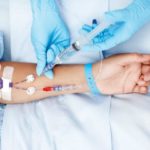 Внутривенное введение должно происходить капельно (однократная доза не быстрее, чем за 30-60 минут)