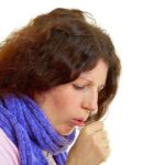 С вечера начинаются приступы влажного кашля с отхаркиванием мокроты. Часто из-за этого невозможно уснуть, облегчение наступает лишь утром