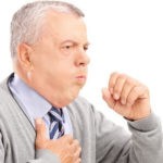 Главным признаком бронхиальной астмы является внезапно возникающий кашель, который затрудняет дыхание, приводит к одышке