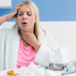 Симптомом бронхита у беременных считают першение в горле