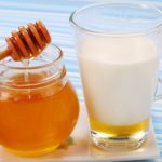 Для внутреннего употребления соду смешивают с другими продуктами: медом, молоком, фруктами