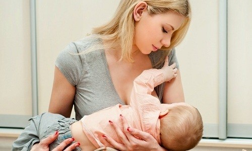 В период лечения матери Левомицетином следует приостановить естественное вскармливание грудничка