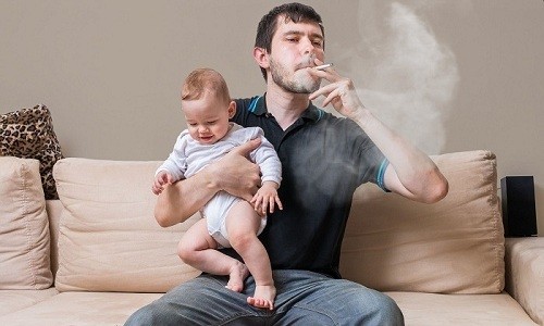Развитию аллергического бронхита способствует курение взрослых членов семьи