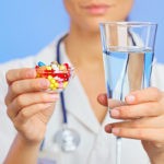 Терапия бронхита включает медикаментозные методы: прием муколитиков, анальгетиков и антибактериальных средств