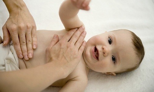 Лечебный легкий массаж помогает нормализовать кровообращение и расслабить мышечный тонус ребенка