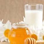 На ранних стадиях простудных заболеваний взрослым и детям полезно пить подогретое молоко с медом, в пропорции 1 ст. л. продукта на стакан молока