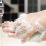 Необходимо приучать детей к регулярному мытью рук