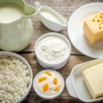 Для предотвращения вымывания полезного кальция включать в рацион молочные продукты, богатые этим микроэлементом