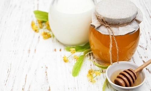Мед вместе с молоком – это хорошее лечение от любой бактериальной и вирусной инфекции