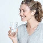 Для разжижения мокроты и облегчения кашля обязательно пить большое количество жидкости (1,5-2 л в день)