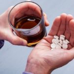 Одновременный прием антибиотиков и алкоголя может привести к пагубным нарушениям, усугублению хронических и воспалительных процессов